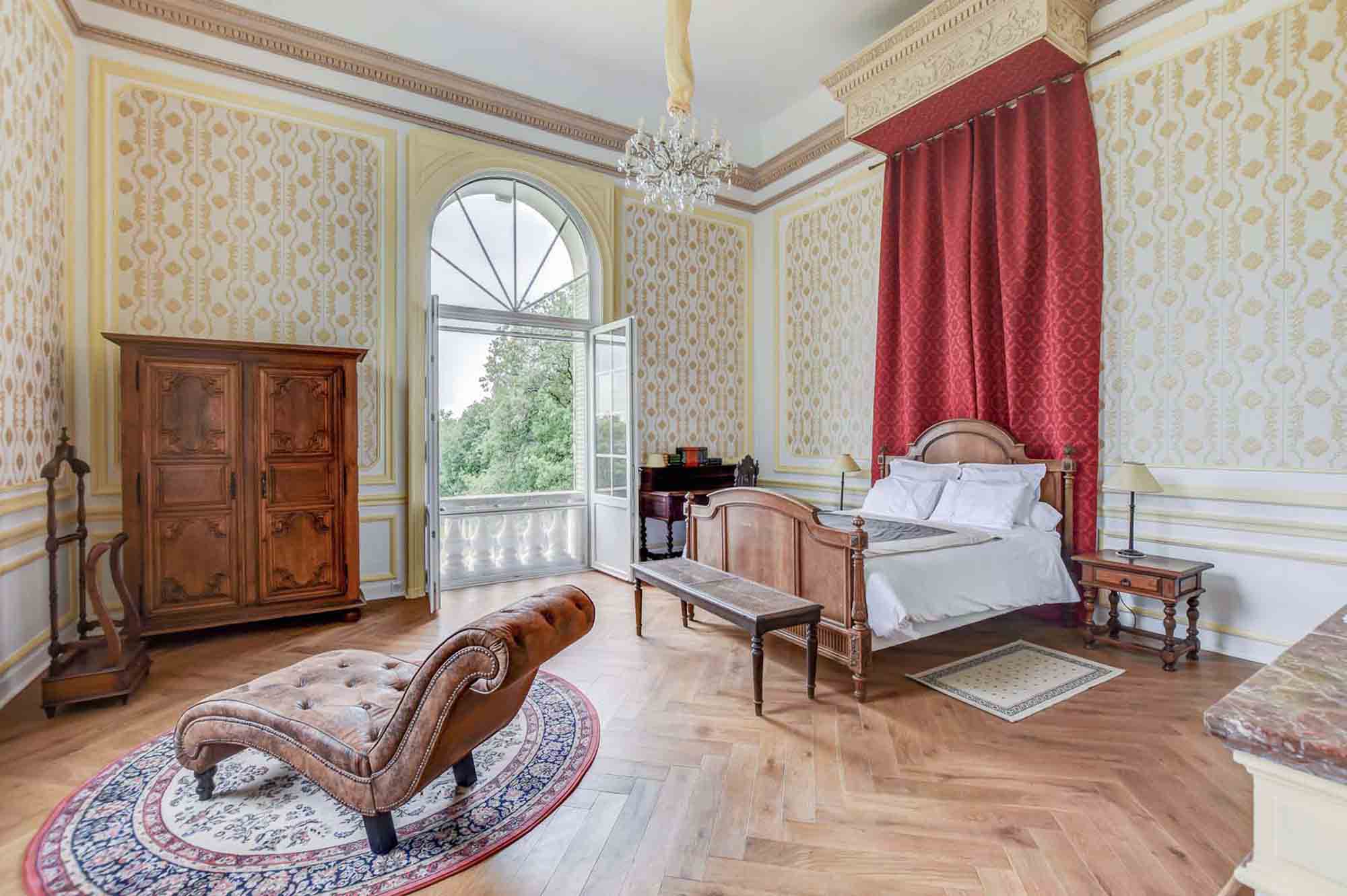 Chambre luxe au Château de Pourpry avec vue plein sud sur le parc.